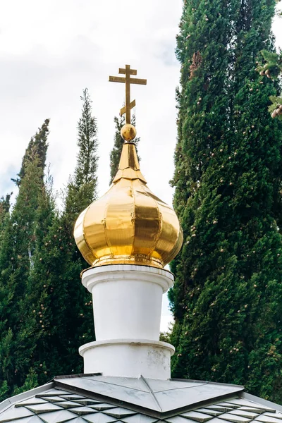 Cruz de oro del templo cristiano. Parte superior del edificio de la iglesia ortodoxa —  Fotos de Stock