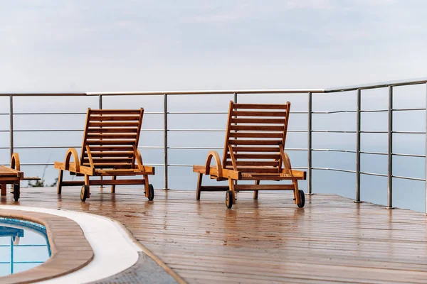 Houten ligstoelen in het hotel met prachtig uitzicht op de oceaan of de zee — Stockfoto