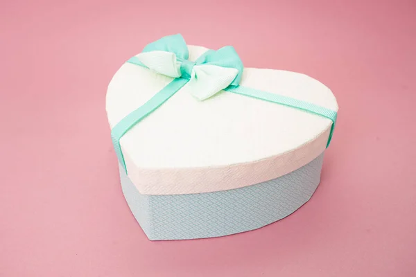 Pudełko prezentów w kształcie serca na różowym tle — Zdjęcie stockowe