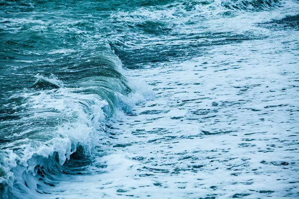 Ogromne fale na wybrzeżu oceanu. Wspaniały romantyczny pejzaż morski — Zdjęcie stockowe