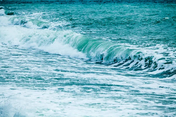 Güçlü okyanus dalgaları doğal arkaplanı kırıyor — Stok fotoğraf
