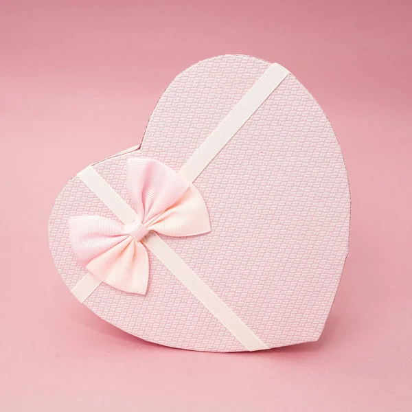 Corazón Caja de regalo con cinta en superficie rosa — Foto de Stock