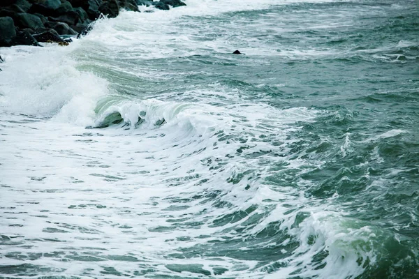 Κύματα στην επιφάνεια της γαλάζιας θάλασσας — Φωτογραφία Αρχείου
