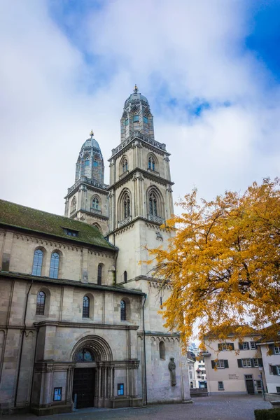 Les tours du Grossmunster à Zurich. Cathédrale médiévale — Photo