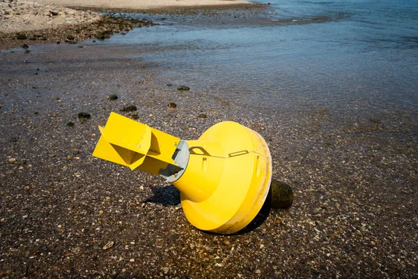 Bouée d'avertissement à la rivière. concept de sécheresse — Photo