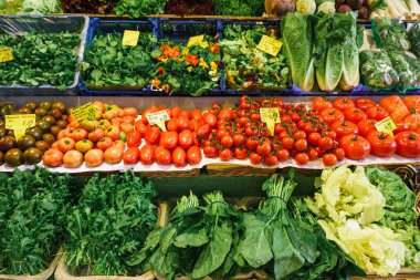 Meyve ve sebze pazarı. Bir sürü taze meyve ve sebze..