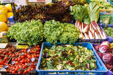 Meyve ve sebze pazarı. Bir sürü taze meyve ve sebze..