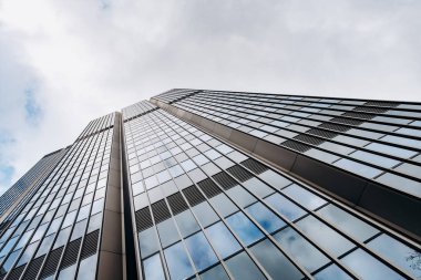 Mavi gökdelen cephe. ofis binaları. Modern cam siluetleri