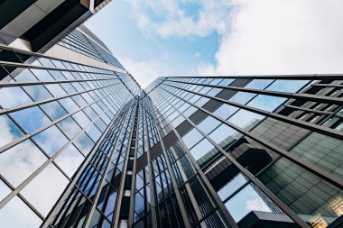 Mavi gökdelen cephe. ofis binaları. Modern cam siluetleri