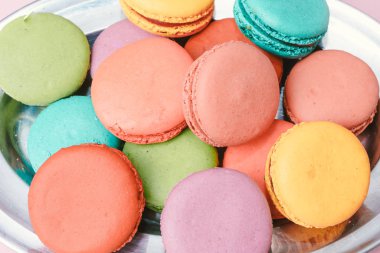 Pembe bir arka plan üzerinde renkli macarons Fransız