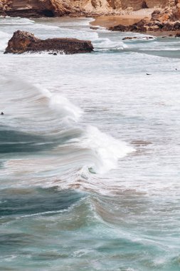 Portekiz, Algarve 'deki kayalardan deniz dalgalarının güzel manzarası