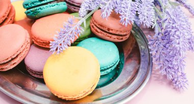 lavanta çiçekleri ile fransız makarna kek kompozisyon