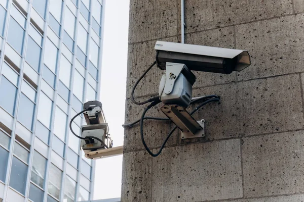 Kamera bezpieczeństwa Ir monitoruje wydarzenia w mieście. Kamera telewizyjna — Zdjęcie stockowe
