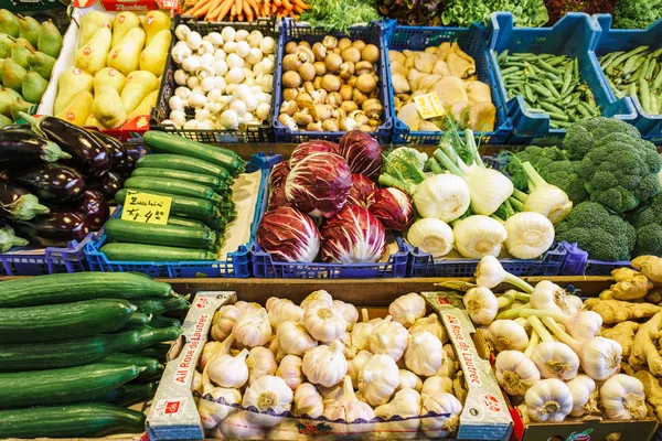 Gyümölcs- és zöldségpiac. Sok különböző friss gyümölcs és zöldség. — Stock Fotó