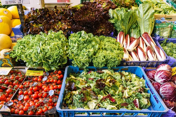 Meyve ve sebze pazarı. Bir sürü taze meyve ve sebze..