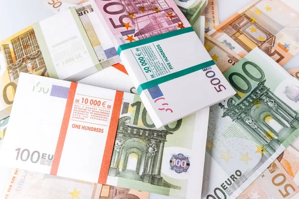 Un montón de billetes de euro. Billetes en euros sobre la mesa . — Foto de Stock