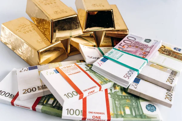 Biliões de ouro em notas de euro fundo close-up. Barras de ouro jazem nas notas de euro — Fotografia de Stock
