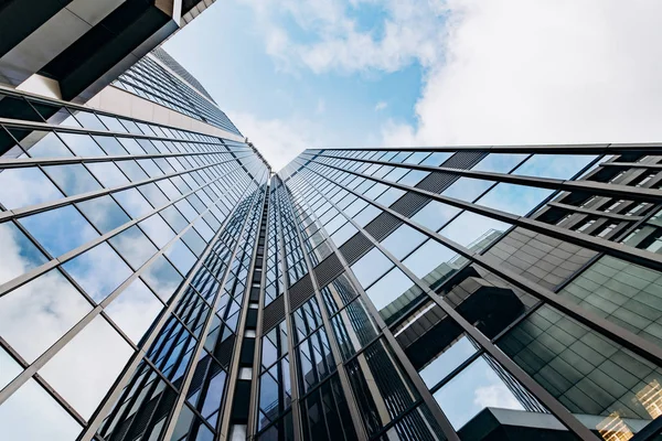 Blå sky skrapa fasad. kontors byggnader. moderna glas silhuetter — Stockfoto