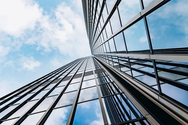Dolní pohled na moderní mrakodrapy v obchodní čtvrti proti modré obloze — Stock fotografie