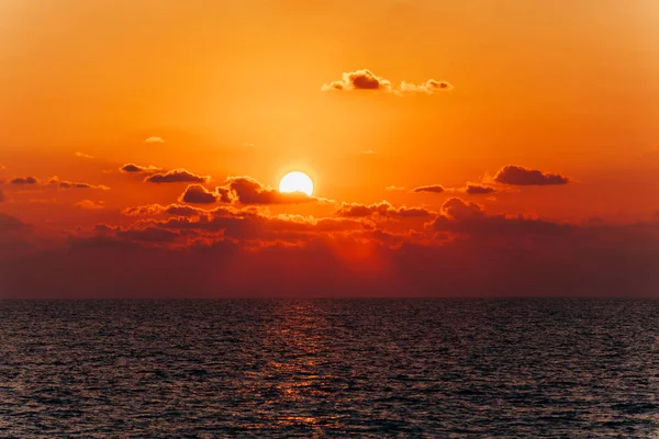 海の上に美しい夕日。海の夕日の反射。オレンジの夕日. — ストック写真
