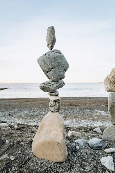 浜辺の石の姿。海を背景にした美しい石の姿. — ストック写真