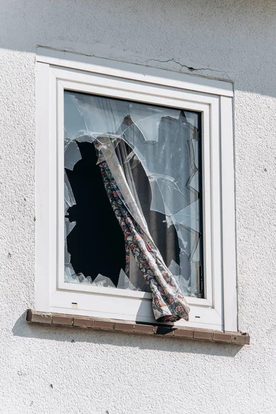 Janelas partidas em casa. cacos de vidro permaneceu na janela . — Fotografia de Stock