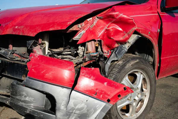 道路上の事故で赤い車の前に損傷を受ける — ストック写真