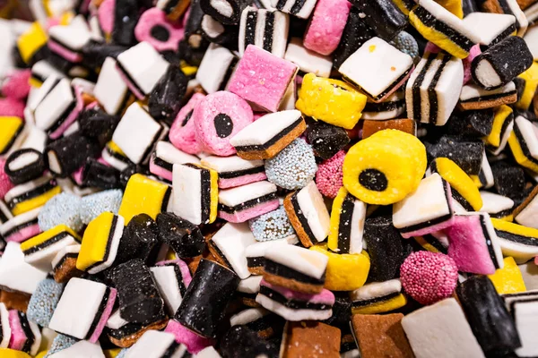 Chiuda uno sfondo da caramelle colorate di caramelle da zucchero — Foto Stock