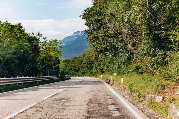 Mooie Summer Mountain Road. Zomer weg in de bergen. — Stockfoto