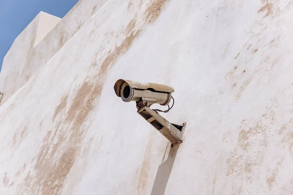 Câmera de CCTV na parede de luz do edifício antigo — Fotografia de Stock