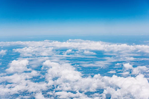 Nuvole, vista dalla finestra dell'aeroplano — Foto Stock