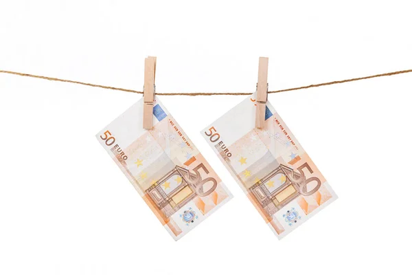 Eurobankovky připevněné dřevěnými kolíky na provaze na bílém pozadí — Stock fotografie