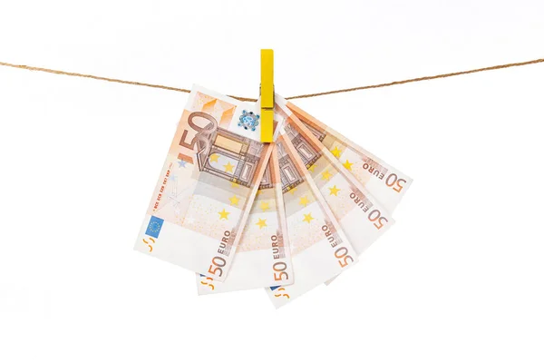 Eurobankovky jsou připevněny žlutými kolíky na provaze na bílém pozadí — Stock fotografie