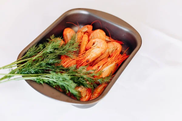 Dereotlu bir kase taze karides.