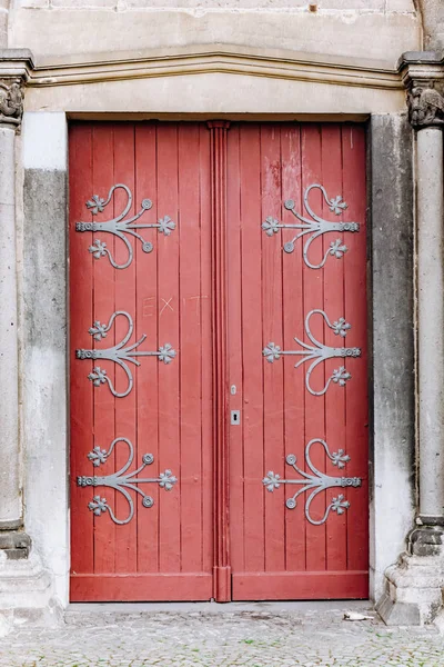 Beautiful doors in the Romanesque style with a big arch. — Stock Photo, Image