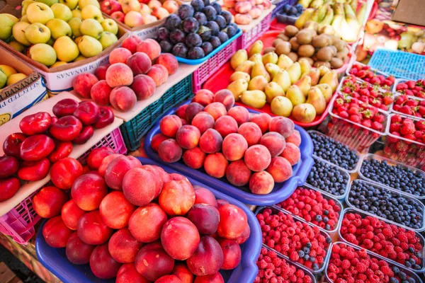 Frutas frescas e suculentas em um mercado ao ar livre — Fotografia de Stock