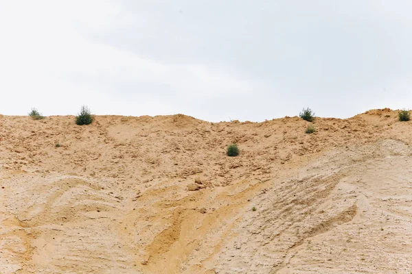 Construcción de cantera de montículo de arena. Un gran montículo de arena en las minas . — Foto de Stock