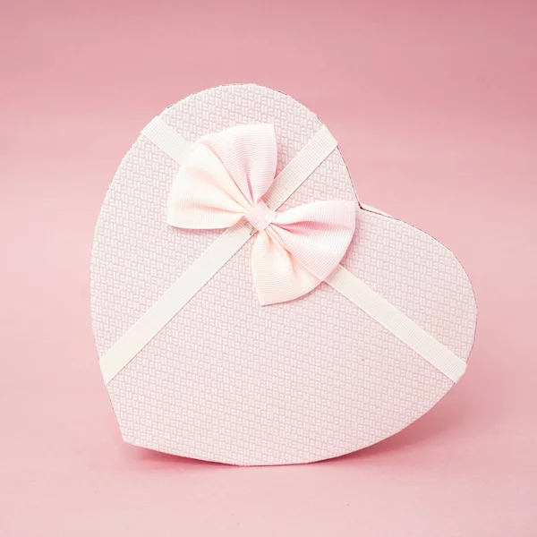 Hjärta form presentförpackning på en rosa bakgrund — Stockfoto