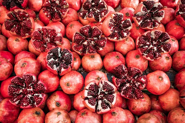 Rood granaatappelfruit op de straatmarkt. Groep granaatappelen — Stockfoto