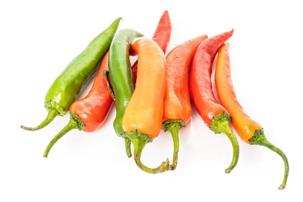 Pimientos rojos y verdes aislados sobre un fondo blanco — Foto de Stock