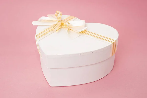 Pudełko z wstążką na różowej powierzchni — Zdjęcie stockowe