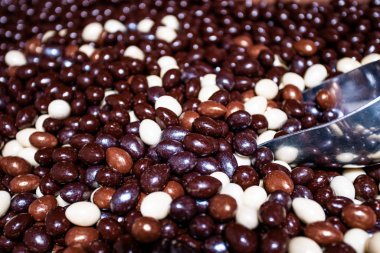 arka plan - tatlı yiyecek olarak çeşitli çikolatalar