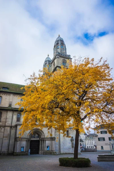 Les tours du Grossmunster à Zurich. Cathédrale médiévale — Photo