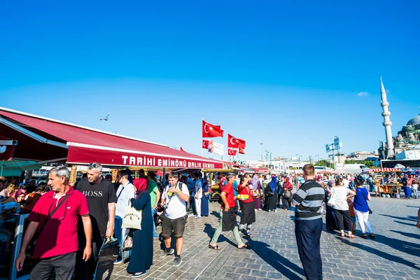 ISTANBUL, TURQUIA - Julho 11 2017: Restaurantes de peixe tradicionais a — Fotografia de Stock