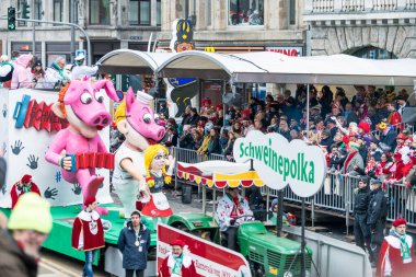 Köln, Almanya - 12 Şubat 2018: Kimliği belirsiz kişiler