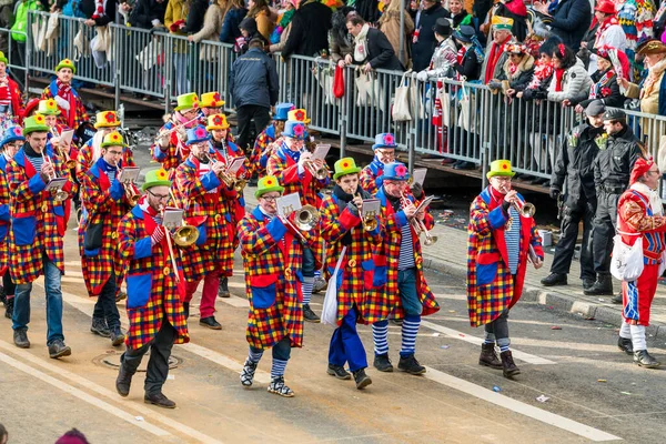 Colônia, Alemanha - FEVEREIRO 12: Pessoas em um carnaval em Colônia , — Fotografia de Stock