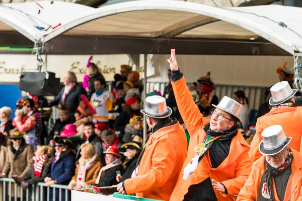 Kölner Stadt-Anzeiger - 12. Februar: Menschen beim Karneval in Köln, — Stockfoto