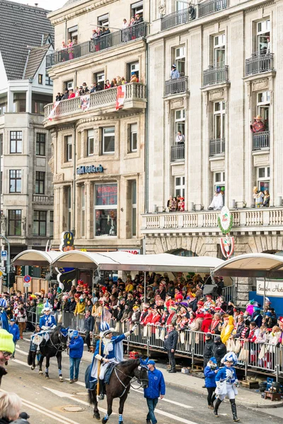 Köln, Tyskland - 12 februari: Människor på en karneval i Köln, — Stockfoto