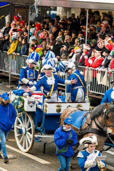 Köln, Tyskland - 12 februari: Människor på en karneval i Köln, — Stockfoto