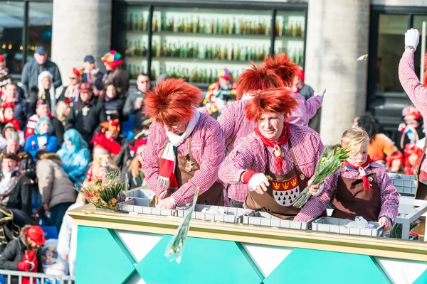 Kölner Stadt-Anzeiger - 12. Februar: Menschen beim Karneval in Köln, — Stockfoto